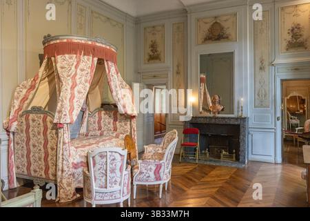 La chambre occupée par la grand-mère du romancier français George Sand du XIXe siècle dans la maison qu'elle possédait à Nohant, en France, et léguée à l'écrivain. Banque D'Images