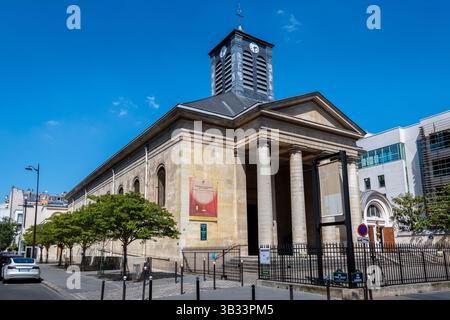 Vue extérieure de l'église catholique Saint-Pierre-du-gros-Caillou, située rue Saint-Dominique, dans le 7e arrondissement de Paris Banque D'Images