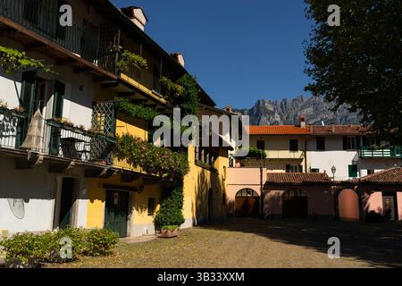 Lecco, Italie - 10.09.2022 : charmante cour du village italien près du lac de Côme dans la lumière du matin d'automne Banque D'Images