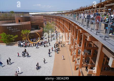 OSAKA, JAPON -19 avril 2025 - vue du Grand Ring, un bâtiment en bois entourant l'exposition universelle de 2025 (Osaka–Kansai Banpaku) qui s'est tenue à Osaka, Kans Banque D'Images