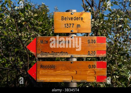 Belveder, Italie - 10.09 2022 : panneaux en bois indiquant les directions vers différentes destinations de montagne près du Belvedere del Parco Valentino à Piani Banque D'Images