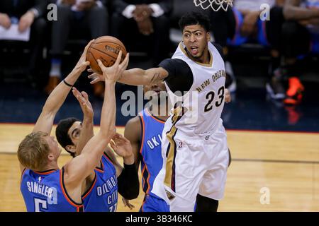25 février 2016 : L'attaquant des Pelicans de la Nouvelle-Orléans Anthony Davis (23 ans) lors d'un match de basket-ball entre le Thunder d'Oklahoma City et les Pelicans de la Nouvelle-Orléans au Smoothie King Center à la Nouvelle-Orléans, LOUISIANE. Stephen Lew/CSM(crédit image : © Stephen Lew/CSM via ZUMA Wire) Banque D'Images