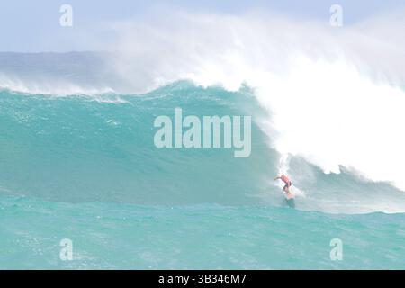 25 février 2016 - Kelly Slater survole une vague pendant l'action au Eddie Aikau Big Wave Invitational 2016 présenté par Quicksilver à Waimea Bay à Haleiwa, HI(crédit image : © Glenn Yoza/CSM via ZUMA Wire) Banque D'Images