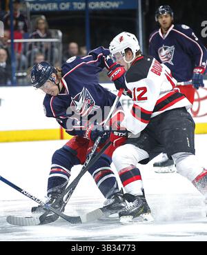 25 février 2016 - Columbus, OH, USA - la Cam Atkinson des Blue Jackets de Columbus (13) se bat contre Reid Boucher des Devils du New Jersey (12) en première période au Nationwide Arena de Columbus, Ohio, le jeudi 25 février 2016. Les Blue Jackets ont gagné, 6-1. (Crédit image : © Chris Russell/TNS via ZUMA Wire) Banque D'Images
