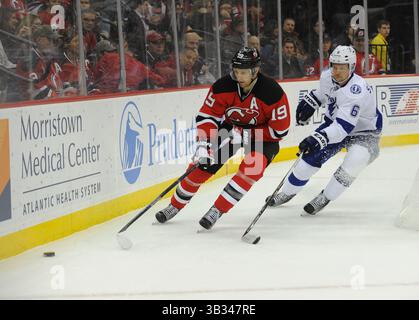 26 février 2016 : Anton Stalman (6 ans) du Lightning de Tampa Bay et Travis Zajac (19 ans) des Devils du New Jersey en action lors d'un match contre le Prudential Center à Newark, New Jersey. Gregory Vasil/Cal Sport Media(crédit image : © Gregory Vasil/CSM via ZUMA Wire) Banque D'Images