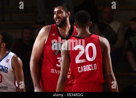 26 février 2016 - Newark, DE, États-Unis d'Amérique - Raptors 905 Center SIM BHULLAR (34) et l'attaquant Raptors 905 BRUNO Caboclo (20) célèbre dans les dernières secondes du quatrième quart-temps lors d'une victoire de la saison régulière 130-116 sur les 87ers du Delaware vendredi 26 février 2016. Au Bob Carpenter Sports Convocation Center à Newark, DEL. (Crédit image : © Saquan Stimpson via ZUMA Wire) Banque D'Images