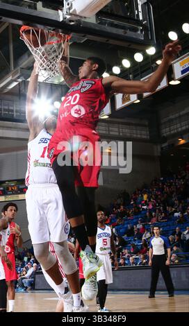 26 février 2016 - Newark, DE, États-Unis d'Amérique - L'attaquant des Raptors 905 BRUNO CABOCLO (20) dunque le garde des 87ers du Delaware RODNEY CARNEY (10) défend dans la première moitié d'un match de basket-ball de saison régulière de la NBA d-League entre les 87ers du Delaware et les Raptors 905 vendredi 26 février 2016. Au Bob Carpenter Sports Convocation Center à Newark, DEL. (Crédit image : © Saquan Stimpson via ZUMA Wire) Banque D'Images
