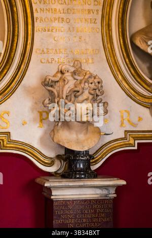 Rome, Italie - 09.12.2022 : ancien buste de Méduse dans un cadre historique de musée avec inscriptions latines aux musées du Capitole Banque D'Images
