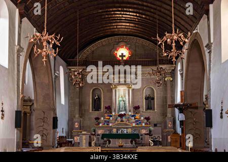 1 novembre 2017 - Santa Clara Del Cobre, Michoacan, Mexique - intérieur de l'église Templo de Nuestra SeÃ±Ora del Sagrario avec un plafond en bois en tonneau et des lustres en cuivre à Santa Clara del Cobre, Michoacan, Mexique. (Crédit image : © Richard Ellis via ZUMA Wire) Banque D'Images