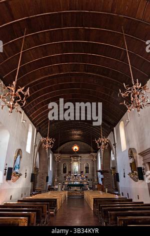 1 novembre 2017 - Santa Clara Del Cobre, Michoacan, Mexique - intérieur de l'église Templo de Nuestra SeÃ±Ora del Sagrario avec un plafond en bois en tonneau et des lustres en cuivre à Santa Clara del Cobre, Michoacan, Mexique. (Crédit image : © Richard Ellis via ZUMA Wire) Banque D'Images