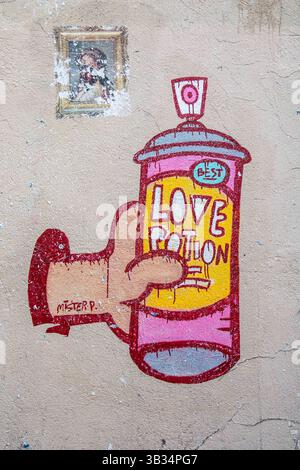 Potion d'amour. Une figure découpée de pâte de blé découpée de Street art par Monsieur P. à Cité Véron dans le quartier de Montmartre à Paris, France. Banque D'Images