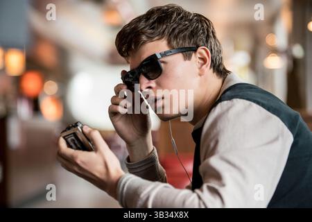 11 décembre 2017 - DOSSIER - Golden Globes 2018 Nominees - nominé pour le meilleur acteur, comédie - Baby Driver - 13 juin 2017 - Hollywood, Californie, États-Unis - ANSEL ELGORT promeut "Baby Driver". Ansel Elgort Ansel Elgort (né le 14 mars 1994) est un acteur et chanteur américain. En tant qu'acteur de cinéma, il a joué Tommy Ross dans Carrie (2013), Caleb Prior dans The divergent Series (2014) et Augustus Waters dans The Fault in Our Stars (2014), November Criminals, Billionaire Boys Club, Dungeons & Dragons, Jonathan, Baby Driver. (Crédit image : © TriStar Pictures/Entertainment Pictures/ZUMAPRESS.com) Banque D'Images