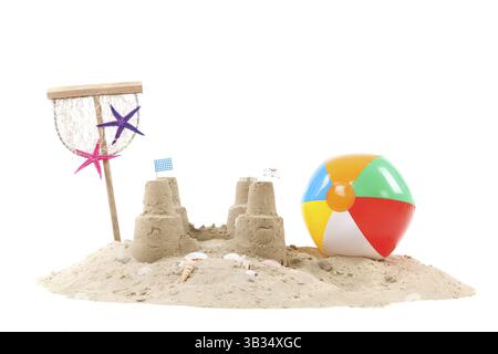 Plage avec sable, filet de pêche et jouets isolés sur fond blanc Banque D'Images