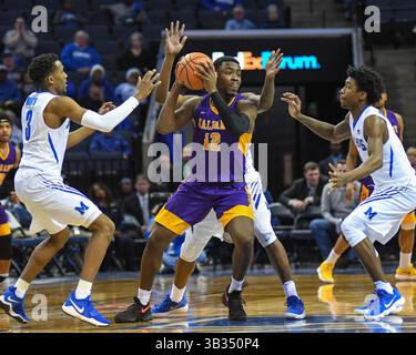 12 décembre 2017 ; Memphis, TN, États-Unis ; Albany, DEVONTE CAMPBELL (12 ans), est entouré par une foule de joueurs des Tigers de Memphis, dans un match de basketball NCAA D1. Les Tigers de Memphis ont battu les grands Danois d'Albany, 67-58, au Forum FedEx. Kevin Langley/CSM(image de crédit : &copy ; Kevin Lanlgey/CSM via ZUMA Wire) Banque D'Images