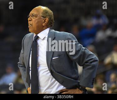 12 décembre 2017 ; Memphis, TN, États-Unis ; L'entraîneur-chef des Tigers de Memphis, TUBBY SMITH, est sur le banc de touche lors d'un match de basket-ball NCAA D1 avec Albany. Les Tigers de Memphis ont battu les grands Danois d'Albany, 67-58, au Forum FedEx. Kevin Langley/CSM(image de crédit : &copy ; Kevin Lanlgey/CSM via ZUMA Wire) Banque D'Images