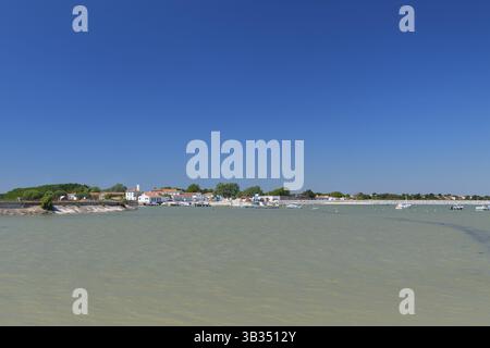Ile de Ré paysage avec port et bateaux du village de Loix Banque D'Images