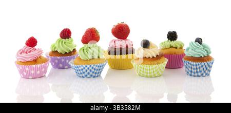 Cupcakes fruits frais isolé sur fond blanc Banque D'Images