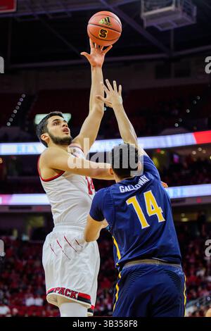 Centre d'État de Caroline du Nord Omer Yurteven (14 ans) lors du match de basket-ball NCAA College entre les Spartans de l'UNCG et le Wolfpack de l'État de Caroline du Nord au PNC Arena le 16 décembre 2017 à Raleigh, Caroline du Nord. Jacob Kupferman/CSM(image de crédit : &copy ; Jacob Kupferman/CSM via ZUMA Wire) Banque D'Images