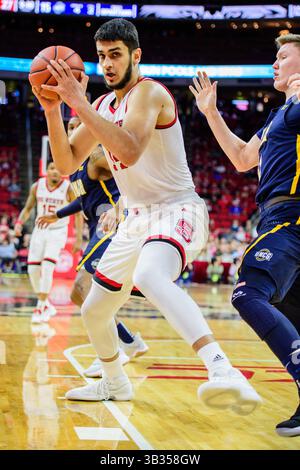 Centre d'État de Caroline du Nord Omer Yurteven (14 ans) lors du match de basket-ball NCAA College entre les Spartans de l'UNCG et le Wolfpack de l'État de Caroline du Nord au PNC Arena le 16 décembre 2017 à Raleigh, Caroline du Nord. Jacob Kupferman/CSM(image de crédit : &copy ; Jacob Kupferman/CSM via ZUMA Wire) Banque D'Images