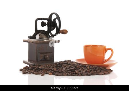 Ancien moulin à café avec des haricots et tasse Banque D'Images