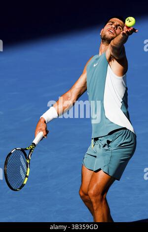 MELBOURNE, AUSTRALIE - 19 JANVIER : Carlos Alcaraz d'Espagne sert à Jack Draper de Grande-Bretagne le huitième jour de l'Open d'Australie 2025 à Melbourn Banque D'Images