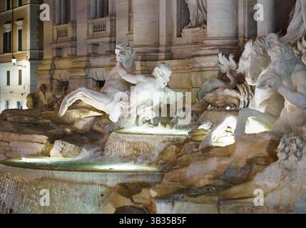 Rome, Italie - 09.12.2022 : majestueuse vue nocturne de la fontaine de Trevi à Rome avec des détails de sculpture spectaculaires Banque D'Images
