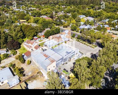 BEECHWORTH, AUSTRALIE - 1er JANVIER 2025 : vue aérienne de la brasserie Billson dans le centre-ville historique de Beechworth par une chaude journée d'été à Victoria, en Australie Banque D'Images