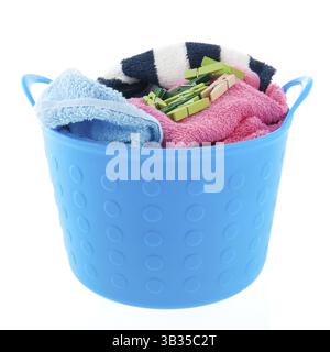 Panier à linge plein de serviettes et de pinces à linge Banque D'Images