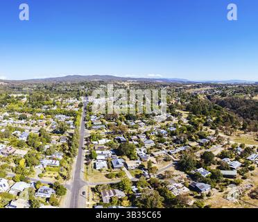 BEECHWORTH, AUSTRALIE - 1er janvier 2025 : vue aérienne du centre-ville historique de Beechworth par une chaude journée d'été à Victoria, Australie, le 1er janvier Banque D'Images