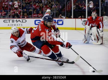11 janvier 2018 - Washington, District of Columbia, États-Unis - le défenseur #2 des Capitals de Washington MATT NISKANEN travaille la rondelle loin de Carolina Hurricanes Left Wing #86 TEUVO TERAVAINEN lors d'un match de la LNH entre les Capitals de Washington et les Hurricanes de Caroline au Capital One Arena. (Crédit image : © Justin Cooper/CSM via ZUMA Wire) Banque D'Images