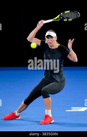 12 janvier 2018 - Melbourne, Australie - CAROLINE WOZNIACKI, deuxième pilote danoise, s'entraîne sur la Rod laver Arena pour le tournoi de tennis Open du Grand Chelem d'Australie 2018 à Melbourne, en Australie. (Crédit image : © Sydney Low/CSM via ZUMA Wire) Banque D'Images