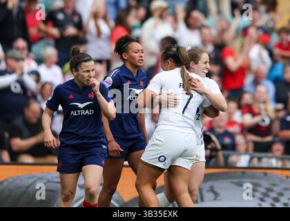 Légende : Londres, Royaume-Uni. 26 avril 2025. Abby Dow (Trailfinders Women 51 Caps) embrasse sa coéquipière Maddie Feaunati (Exeter Chiefs 14 Caps) après avoir marqué un essai lors du match Angleterre - France à l’Allianz Stadium, Twickenham pour les six Nations féminines Guinness. Londres, Royaume-Uni ©️ Elsie Kibue Banque D'Images