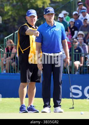 11 janvier 2018 - Talor Gooch s'entretient avec son caddy sur le 18e green lors de la première manche du 20e anniversaire du Sony Open au Waialae Country Club à Honolulu, Hawaï - Michael Sullivan/CSM(Credit image : &copy ; Michael Sullivan/CSM via ZUMA Wire) Banque D'Images
