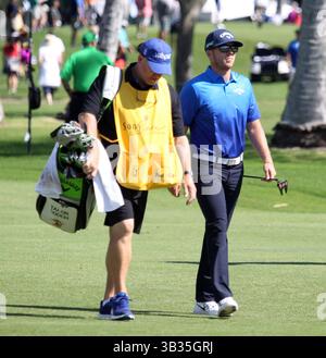 11 janvier 2018 - Talor Gooch monte le 18e fairway avec son caddy lors de la première manche du 20e anniversaire du Sony Open au Waialae Country Club à Honolulu, Hawaï - Michael Sullivan/CSM(Credit image : &copy ; Michael Sullivan/CSM via ZUMA Wire) Banque D'Images