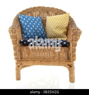 Wicker Chair avec des oreillers colorés Banque D'Images