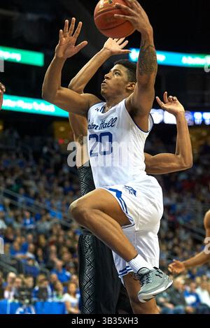 13 janvier 2018 - Newark, New Jersey, États-Unis - Desi Rodriguez (20 ans), attaquant des Pirates de Seton Hall, se dirige vers le panier en première mi-temps lors de l'action masculine de la NCAA entre les Pirates de Seton Hall et les Hoyas de Georgetown au Prudential Center de Newark, New Jersey. Duncan Williams/CSM(image de crédit : &copy ; Duncan Williams/CSM via ZUMA Wire) Banque D'Images