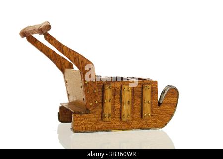 Traîneau en bois isolé sur fond blanc Banque D'Images