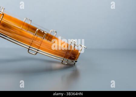 Colonne capillaire. EQUIPEMENT de colonne pour chromatographie en phase gazeuse. Banque D'Images