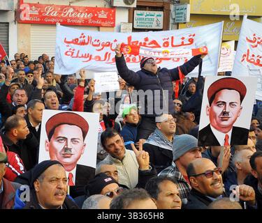 14 janvier 2018 - Tunis, Tunisie - la Tunisie célèbre le septième anniversaire de sa Révolution. Sept ans plus tard, les nombreux Tunisiens qui se sentent piégés par la classe politique et écrasés par la détérioration de la situation économique marquée par une flambée des prix et un sentiment généralisé de précarité. Le septième anniversaire de la Révolution est surtout marqué par des tensions sociales qui se sont accrues depuis le début du mois de janvier 2018. (Crédit image : © Chokri Mahjoub via ZUMA Wire) Banque D'Images