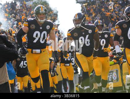 14 janvier 2018 - Pittsburgh, Pennsylvanie, U. S - les Steelers de Pittsburgh sortent du linebacker T.J. WATT (90), de l'équipe défensive des Steelers de Pittsburgh L.T. WALTON (96) et leurs coéquipiers courent sur le terrain avant le début du match. (Crédit image : © Brian Kunst via ZUMA Wire) Banque D'Images