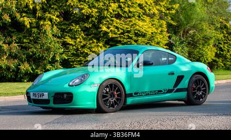 Whittlebury,Northants.,.UK - 27 avril 2025 : 2005 Porsche Cayman voiture conduisant sur une route de campagne anglaise. Banque D'Images