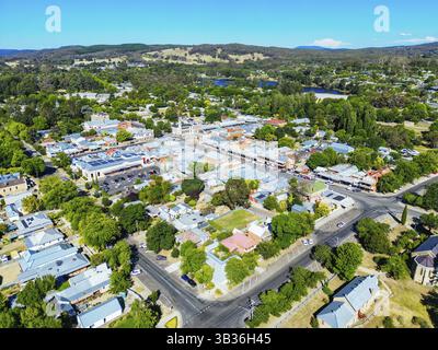 BEECHWORTH, AUSTRALIE - 1er janvier 2025 : vue aérienne du centre-ville historique de Beechworth par une chaude journée d'été à Victoria, Australie, le 1er janvier Banque D'Images