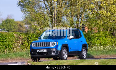Whittlebury,Northants.,.UK - 27 avril 2025 : 2016 Jeep Renegade voiture conduite sur une route de campagne anglaise. Banque D'Images