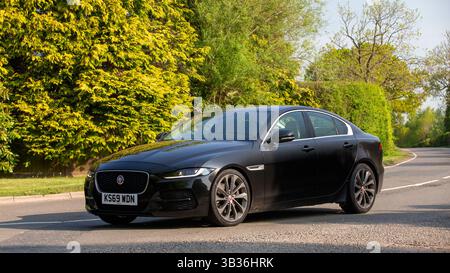 Whittlebury,Northants.,.UK - 27 avril 2025 : 2019 Jaguar xe conduite sur une route de campagne anglaise. Banque D'Images