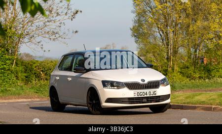 Whittlebury,Northants.,.UK - 27 avril 2025 : 2016 Skoda Fabia voiture conduite sur une route de campagne anglaise. Banque D'Images