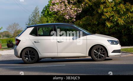 Whittlebury,Northants.,.UK - 27 avril 2025 : 2016 Skoda Fabia voiture conduite sur une route de campagne anglaise. Banque D'Images