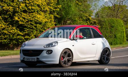 Whittlebury,Northants.,.UK - 27 avril 2025 : 2015 voiture blanche Vauxhall Adam conduisant sur une route de campagne anglaise. Banque D'Images