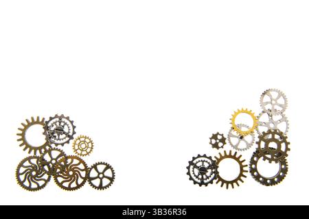 Roues industrielles en cuivre et argent isolées sur fond blanc Banque D'Images