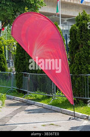 Vide bannière rouge autoportante dehors sur une rue Banque D'Images