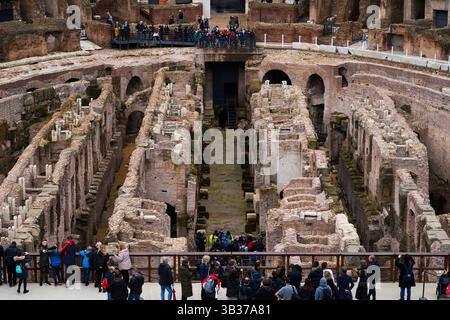 Rome, Italie - 09.12.2022 : intérieur du Colisée romain antique avec des touristes visitant les ruines historiques Banque D'Images